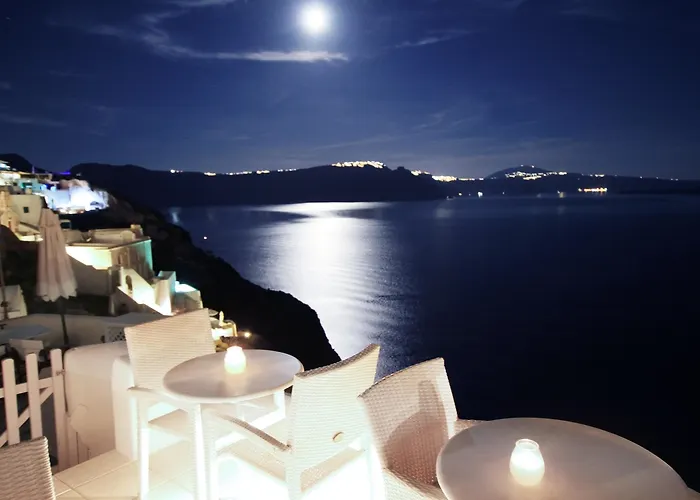 Oia (Santorini) Hotels for Romantic Getaway