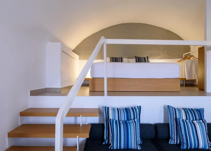 Oia (Santorini) Cheap Hotels near Promenade sur la plage de Miami