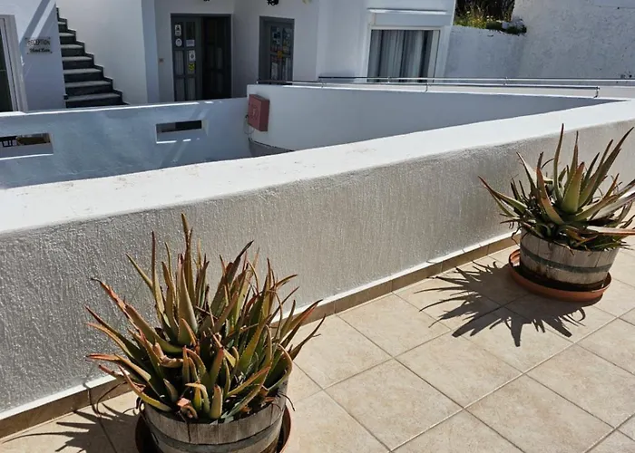 Fira (Santorini) hotels near Monolithos Beach
