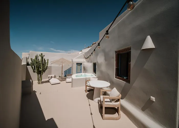 Pet friendly Luna Santorini Suites Pyrgos Kallistis