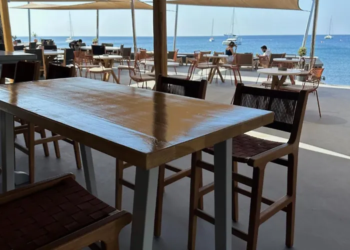 Akrotiri (Santorini) hotels near Akrotiri Archaeological Site