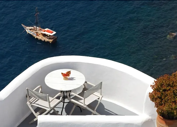 Oia (Santorini) Hotels