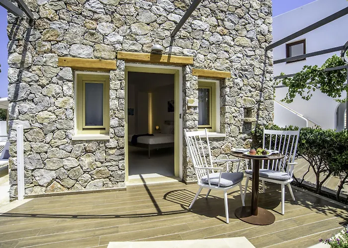 Luxury Hotels in Kamari (Santorini)