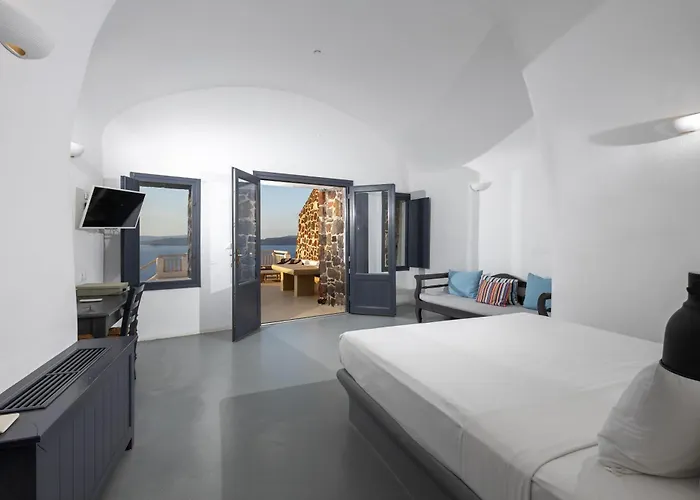 Luxury Hotels in Akrotiri (Santorini)